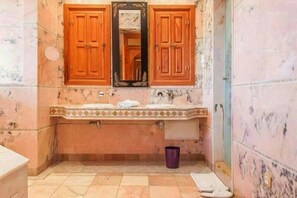 Grand-Villa, Nichtraucher | Badezimmer | Duschwanne, Komfortbadewanne, Hydromassagedusche