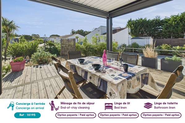 Outdoor dining - Chalet for 6, estate with swimming pool (Saint-Hilaire-de-Riez)