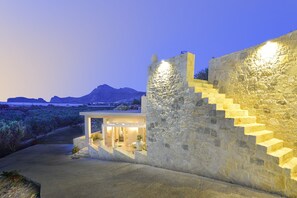 Facciata della struttura - sera/notte