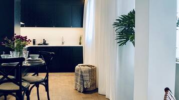 Design Apartment, 1 Bedroom, 50 m2 | Private kitchen | Full-size fridge, microwave, oven, stovetop