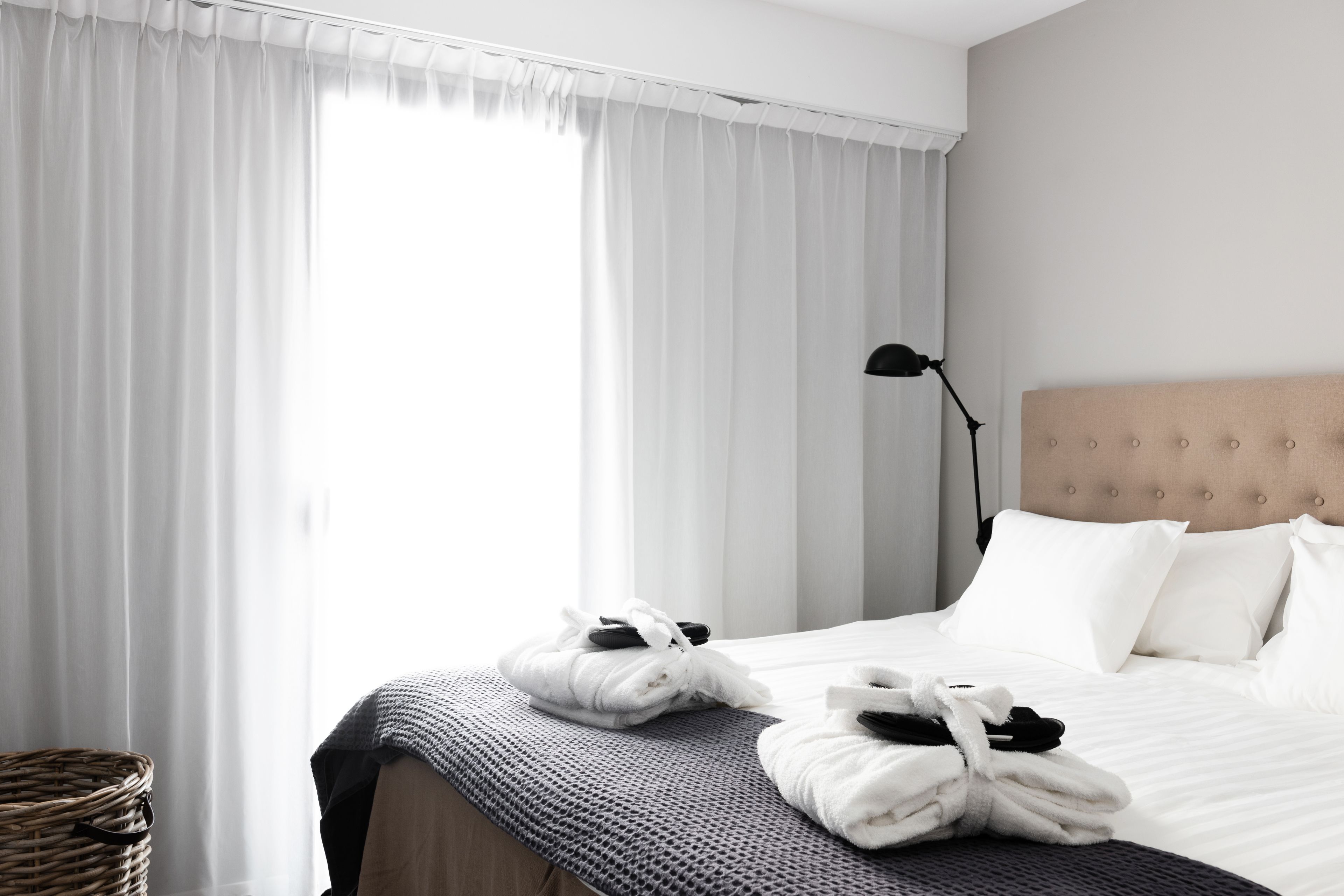 ตู้นิรภัยในห้องพัก, โต๊ะทำงาน, พื้นที่ทำงานแบบใช้แล็ปท็อป, ผ้าม่านกันแสง