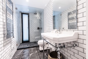 Deluxe Apartment, 2 bedrooms, 68 m2 | 卫生间洗手盆
