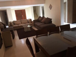 Villa Design, 4 chambres, non-fumeurs | Coin séjour | Télévision à écran plat, cheminée