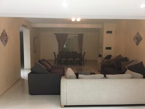 Villa Design - 4 sovrum - icke-rökare | Vardagsrum | Platt-tv och eldstad