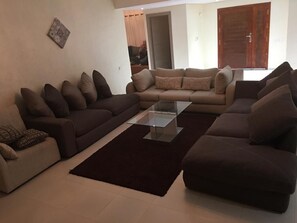 Villa Design, 4 chambres, non-fumeurs | Coin séjour | Télévision à écran plat, cheminée