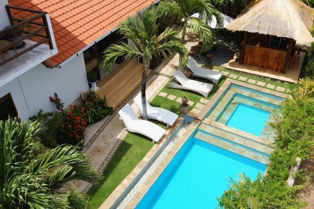 Pool | Outdoor pool, open 6:00 AM to 9:30 PM, sun loungers