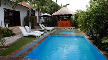 Piscina externa, funciona das 6h às 21h30, espreguiçadeiras