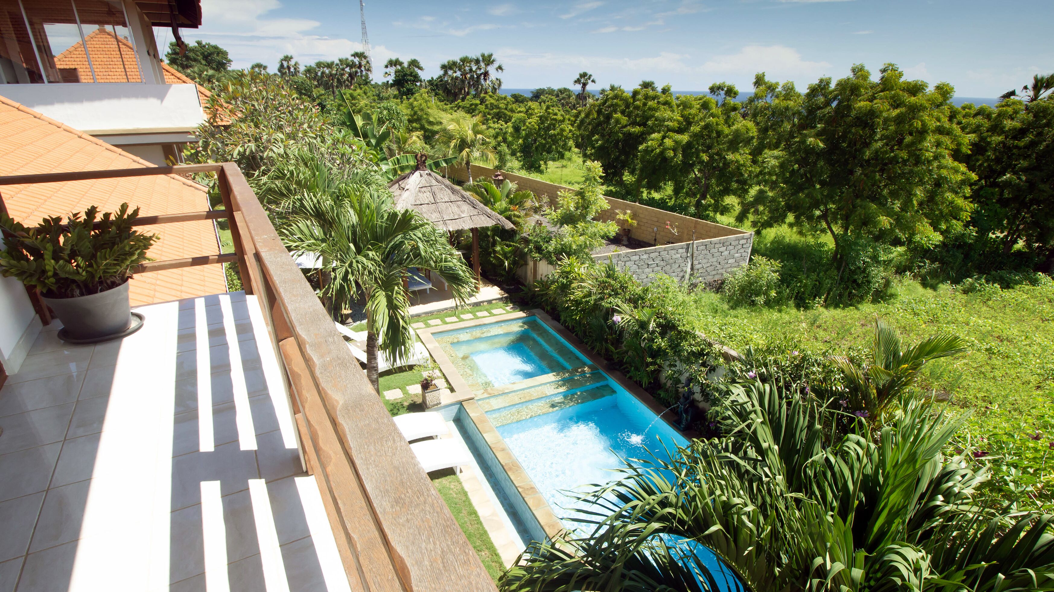 室外游泳池，06:00 至 21:30 开放，日光浴躺椅