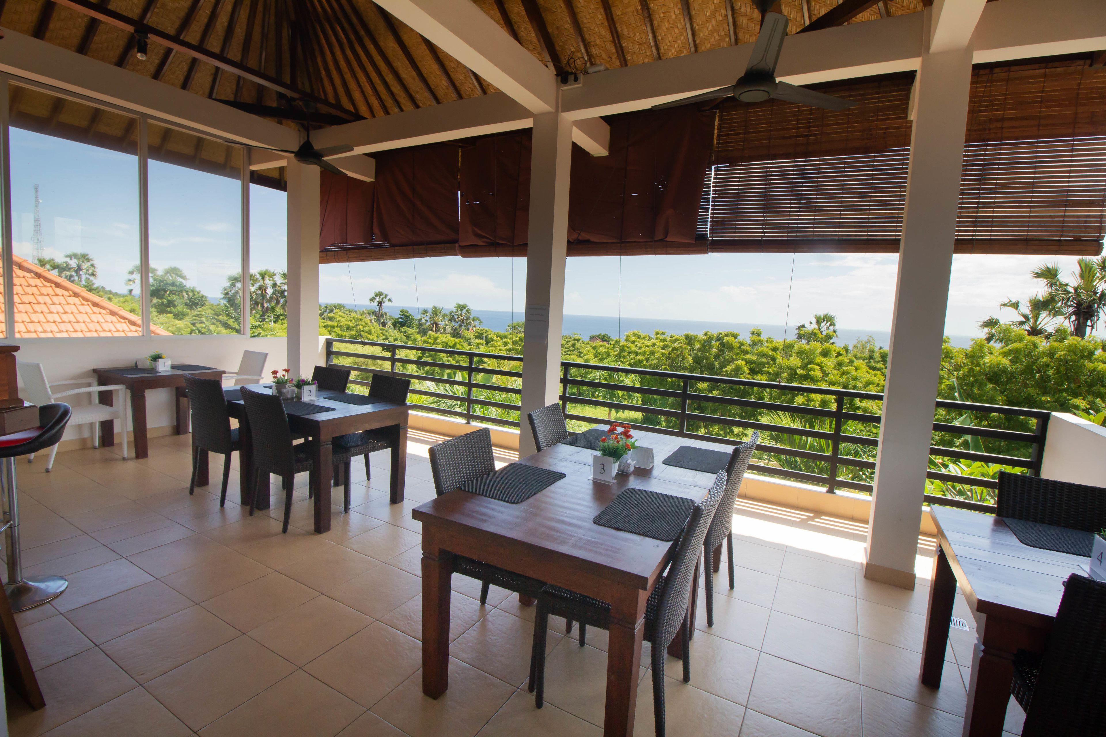 Breakfast, lunch and dinner served