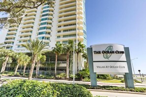 Een meerlaags hotel met een bord waarop staat: 'The Ocean Club Villas at Ocean Club'.