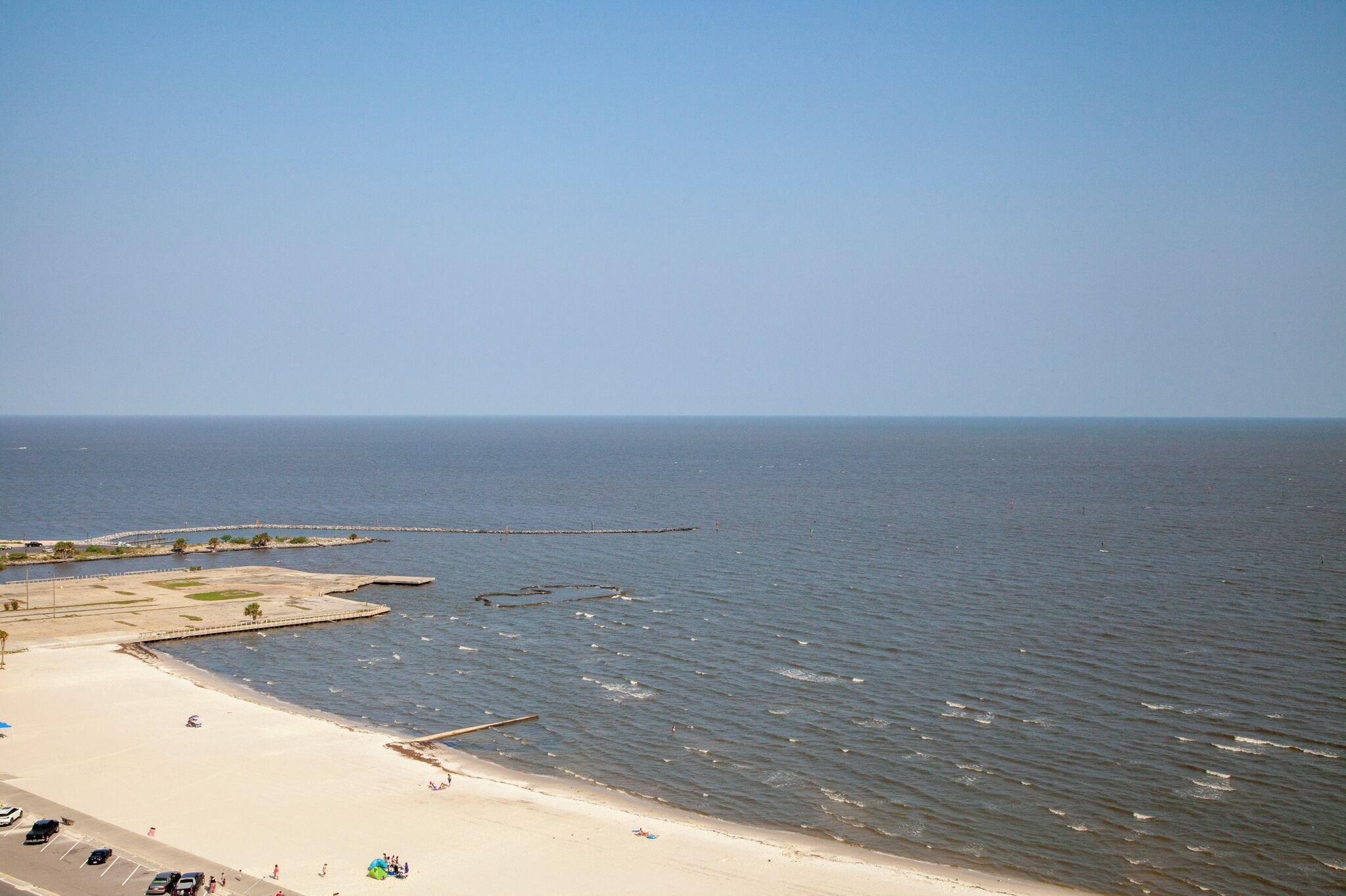 Plage à proximité, chaises longues, serviettes de plage