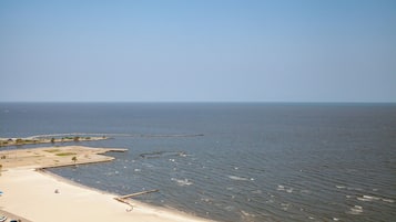 Plage à proximité, chaises longues, serviettes de plage