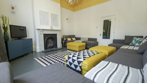 A modern living room with a fireplace, sofas, and a television. - Brighton Lanes Townhouse Central by Brighton Holiday Lets (Brighton)