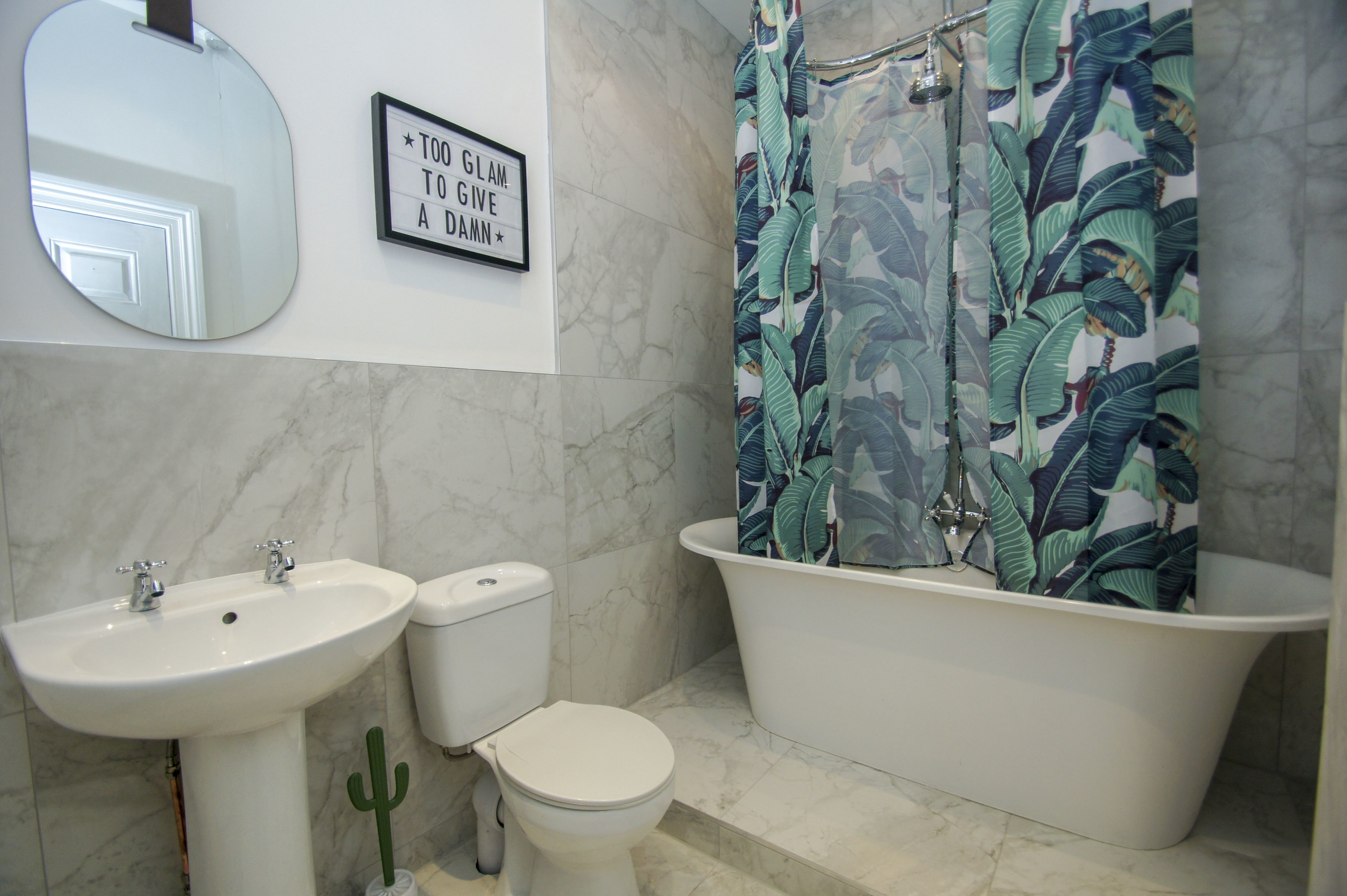 Un bagno con lavandino, WC e vasca da bagno.