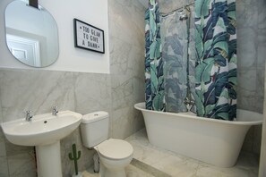 A bathroom with a sink, toilet, and bathtub. - Brighton Lanes Townhouse Central by Brighton Holiday Lets (Brighton)
