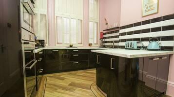 Cottage | Private kitchen | Oven, stovetop, dishwasher, electric kettle