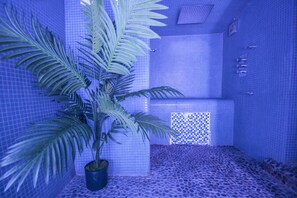 A bathroom with blue-tiled walls, a checkered floor, and a potted palm plant. - Brighton Lanes Townhouse Central by Brighton Holiday Lets (Brighton)