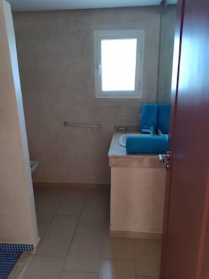 Design-Villa, 6 Schlafzimmer, eigener Pool | Waschbecken im Bad