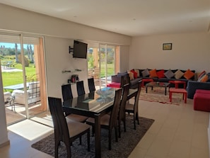 Design-Villa, 6 Schlafzimmer, eigener Pool | Essbereich im Zimmer