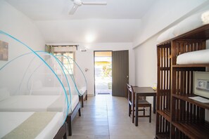 Dreibettzimmer, 3 Einzelbetten | Zimmersafe, Schreibtisch, Verdunkelungsvorhänge, Bettwäsche