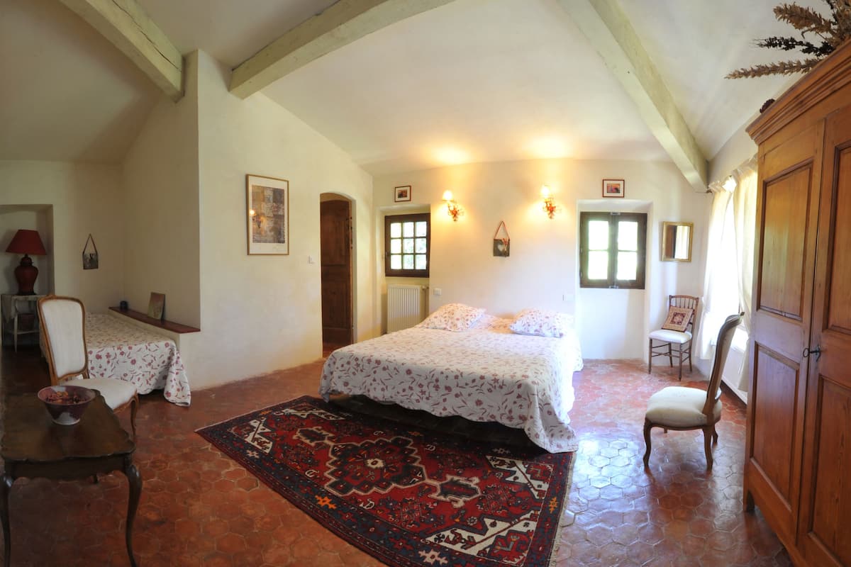 Chambre triple (Cedre de l'atlas) | 2 chambres, dĂ©cor unique, ameublement unique, rideaux dâobscurcissement