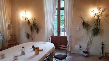 Breakfast and dinner served, Regional cuisine