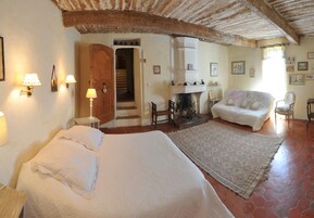 Decoración personalizada, muebles diferentes y cortinas blackout