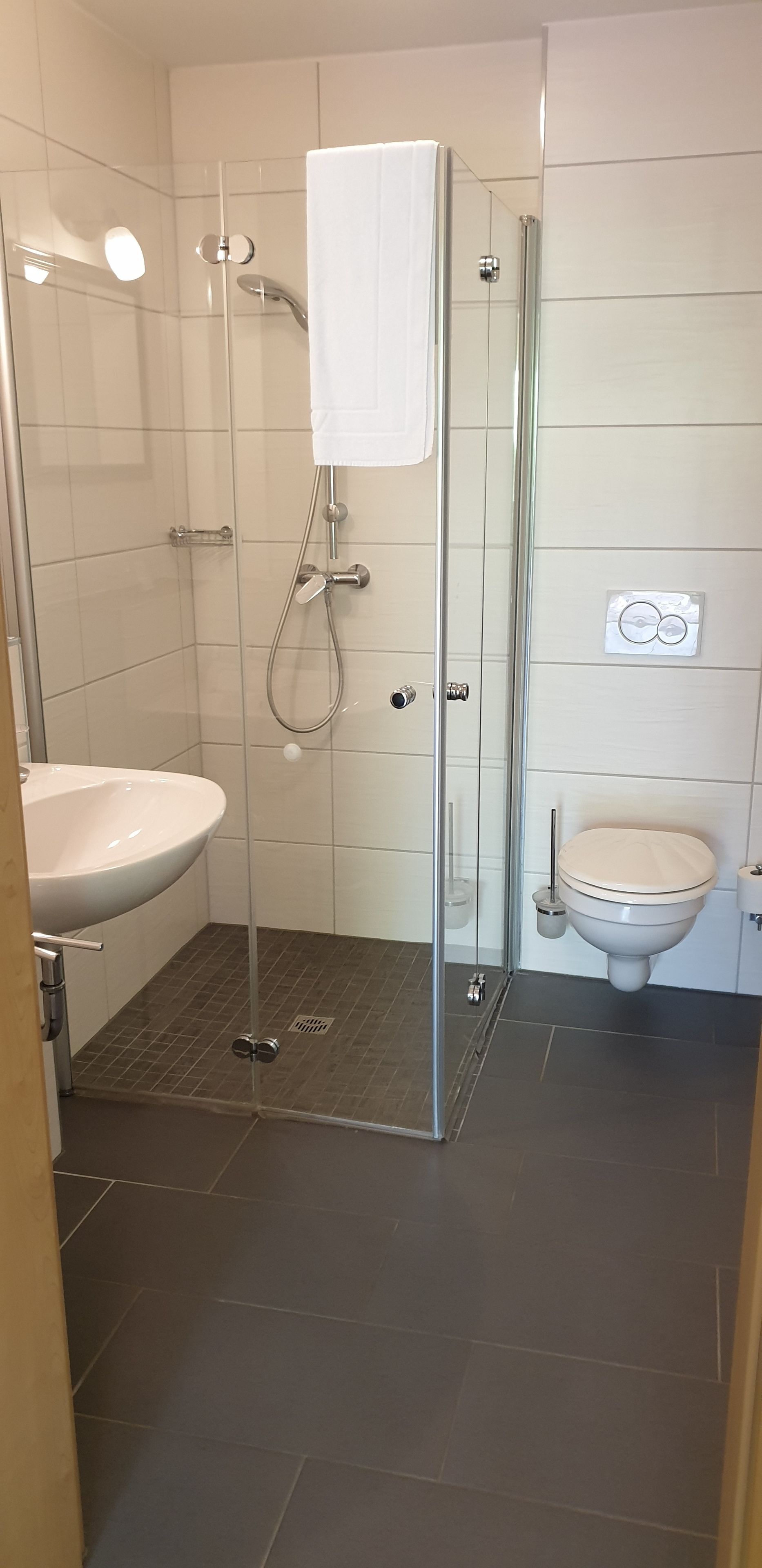 Standard-Doppelzimmer | Badezimmer | Kostenlose Toilettenartikel, Haartrockner, Handtücher