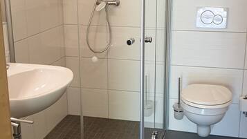 Standard-Doppelzimmer | Badezimmer | Kostenlose Toilettenartikel, Haartrockner, Handtücher