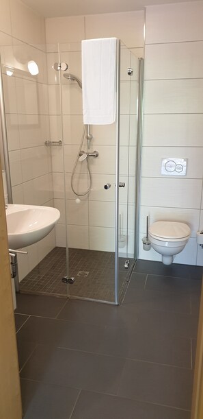Standard-dobbeltværelse | Badeværelse | Gratis toiletartikler, hårtørrer, håndklæder