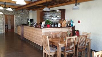 Melayani sarapan dan makan malam dengan sajian masakan Jerman