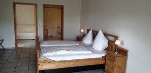 Standard Double Room | Desk, iron/ironing board, free WiFi, bed sheets - Gästehaus Bicking (Gauersheim)