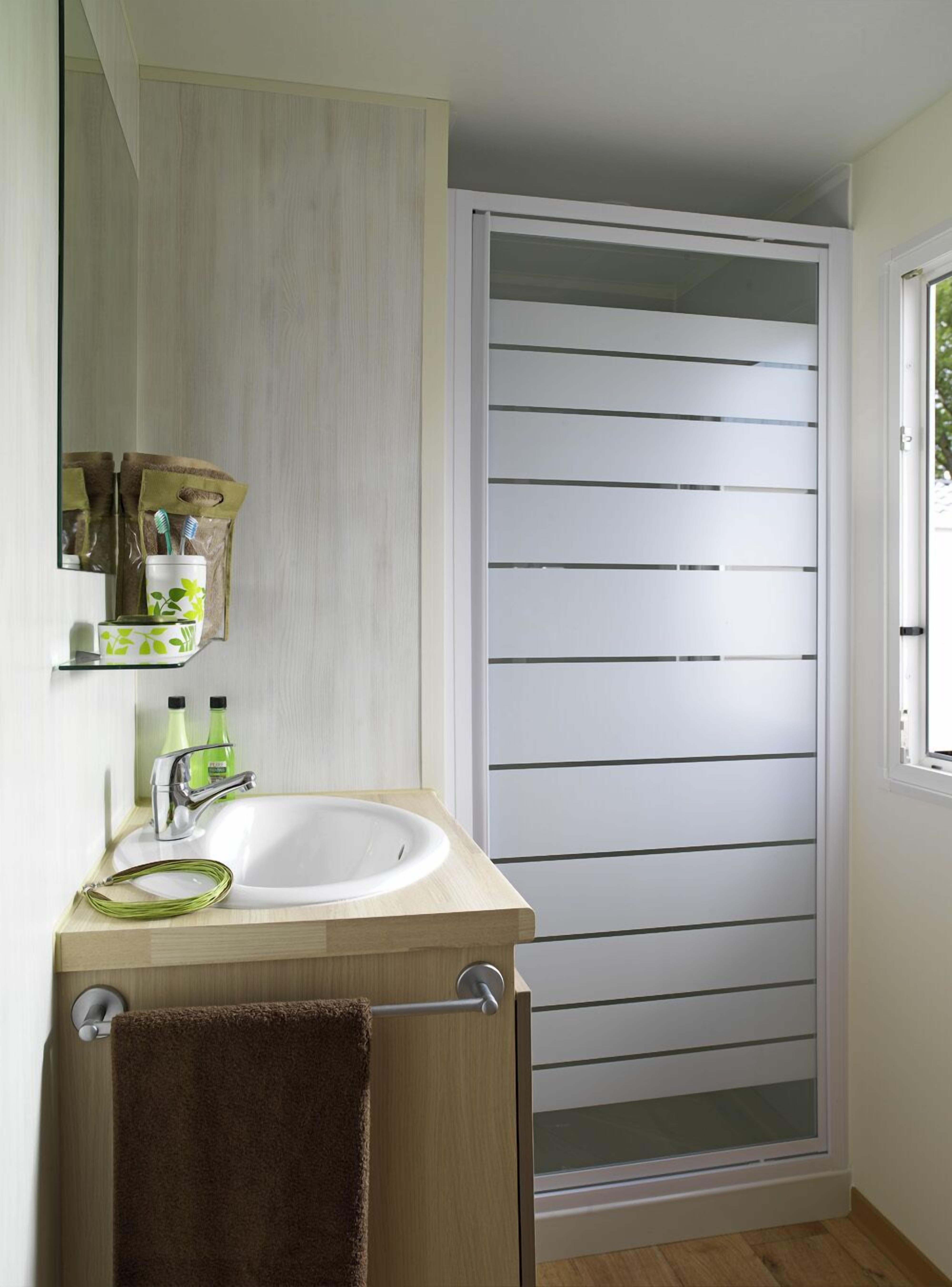 Chalet, 3 Bedrooms (Tamaris XL) | Bathroom | Shower, towels