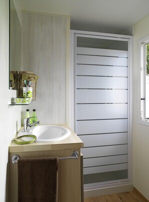 Chalet, 3 chambres (Tamaris XL) | Salle de bain | Douche, serviettes fournies