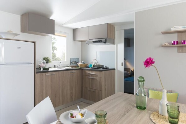 Chalet, 3 Bedrooms (Tamaris XL) | Private kitchen | Fridge, microwave, stovetop, dishwasher - Fortduinen Campsite (Cromvoirt)