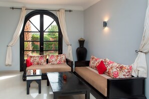 トラディショナル ヴィラ 4 ベッドルーム プライベートプール | リビング エリア | 薄型テレビ