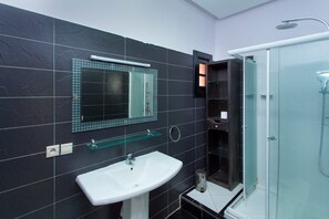 Villa traditionnelle, 4 chambres, piscine privée | Salle de bain | Baignoire profonde, articles de toilette (gratuits), séchoir à cheveux