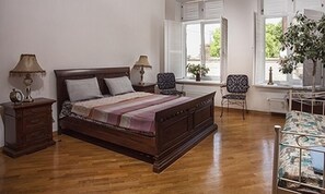 Familierom | Safe på rommet, skrivebord, blendingsgardiner og lydisolert