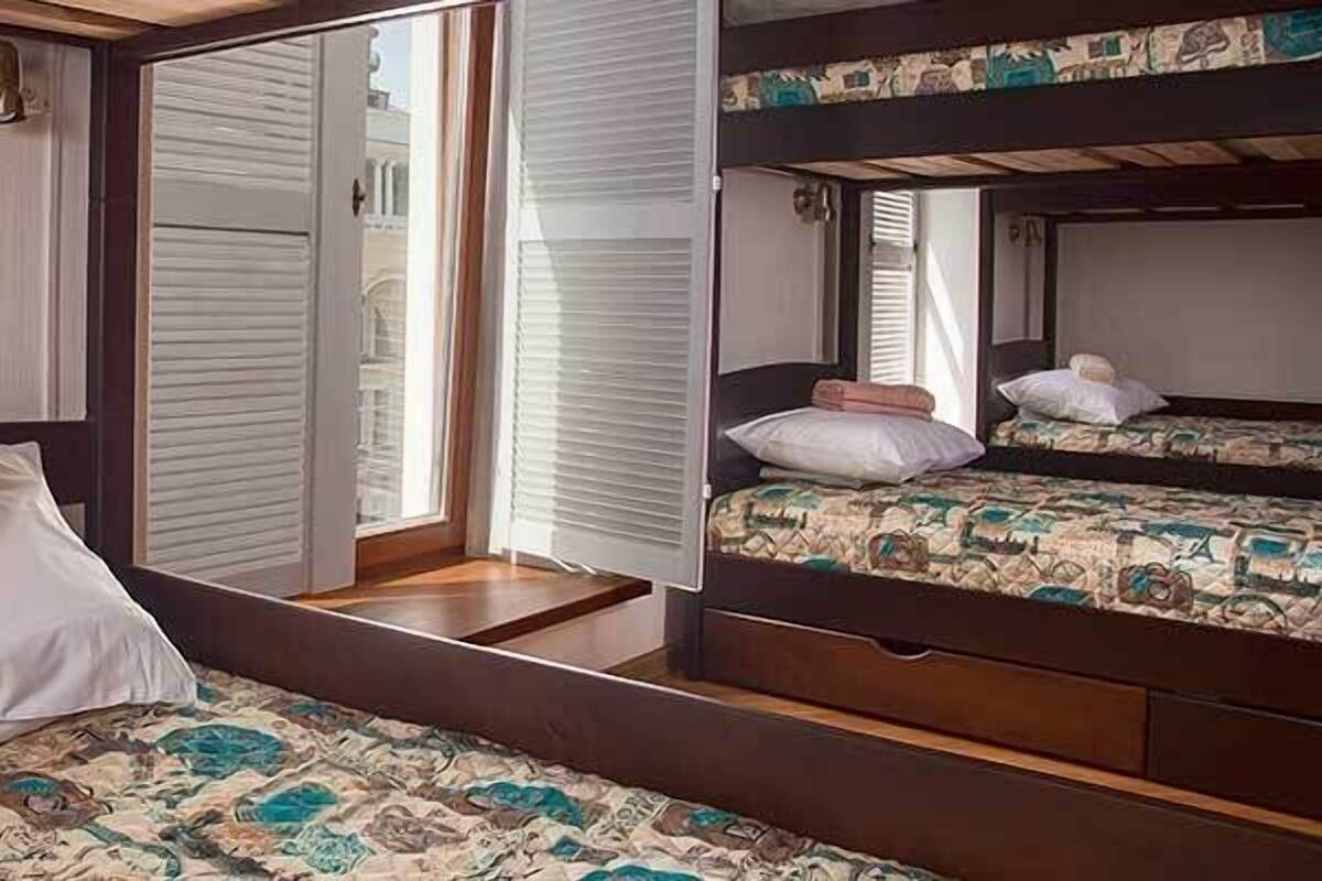 Shared Dormitory, Mixed Dorm, Balcony (16 beds) | In-room safe, desk, blackout drapes, soundproofing