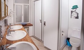 Shower, hair dryer, slippers, towels - EstherHouse - Hostel (Odesa)