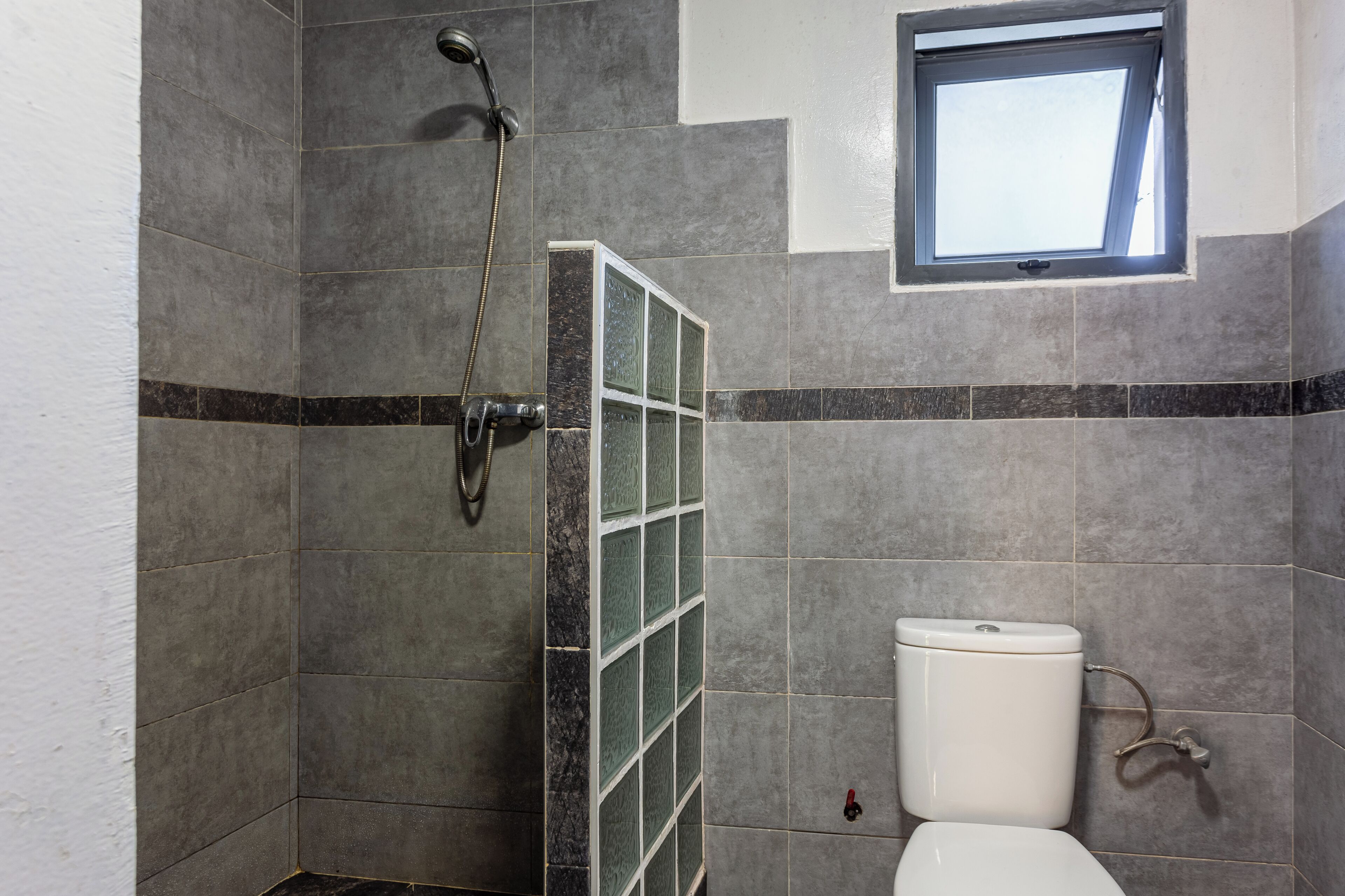 Ducha, cabezal de ducha tipo lluvia, toallas