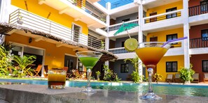 Piscine couverte, piscine extérieure, parasols de plage, chaises longues
