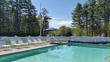 Una piscina al aire libre de temporada (de 08:00 a 20:00), sombrillas