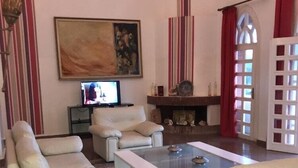 Villa Deluxe, 5 habitaciones, piscina privada | Zona de estar | Una televisión de pantalla plana