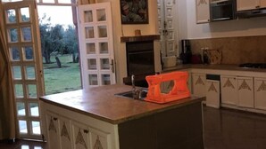Villa Deluxe, 5 habitaciones, piscina privada | Cocina privada | Frigorífico, microondas, horno y placa de cocina