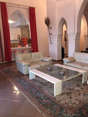 Villa Deluxe, 5 chambres, piscine privée | Coin séjour | Télévision à écran plat