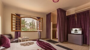 Escritorio, wifi gratis y ropa de cama 