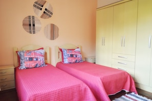 Individually decorated, desk, iron/ironing board, free WiFi - Residencial Rófamos (Conselheiro Lafaiete)
