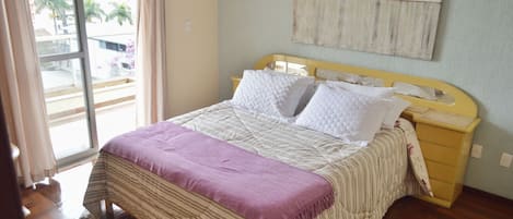 Apartamento superior, varias camas, no fumadores, vistas a la ciudad | Decoración individual, tabla de planchar con plancha, wifi gratis