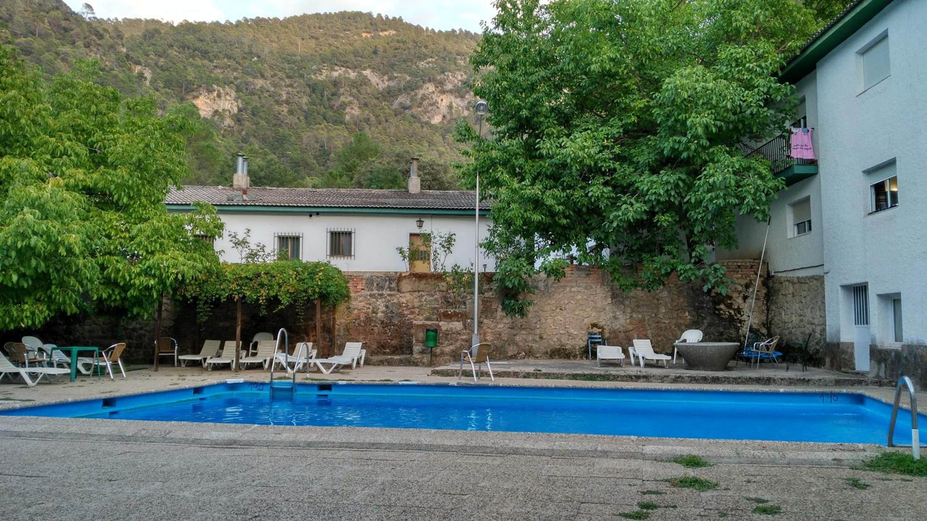 Piscine extérieure (ouverte en saison), chaises longues